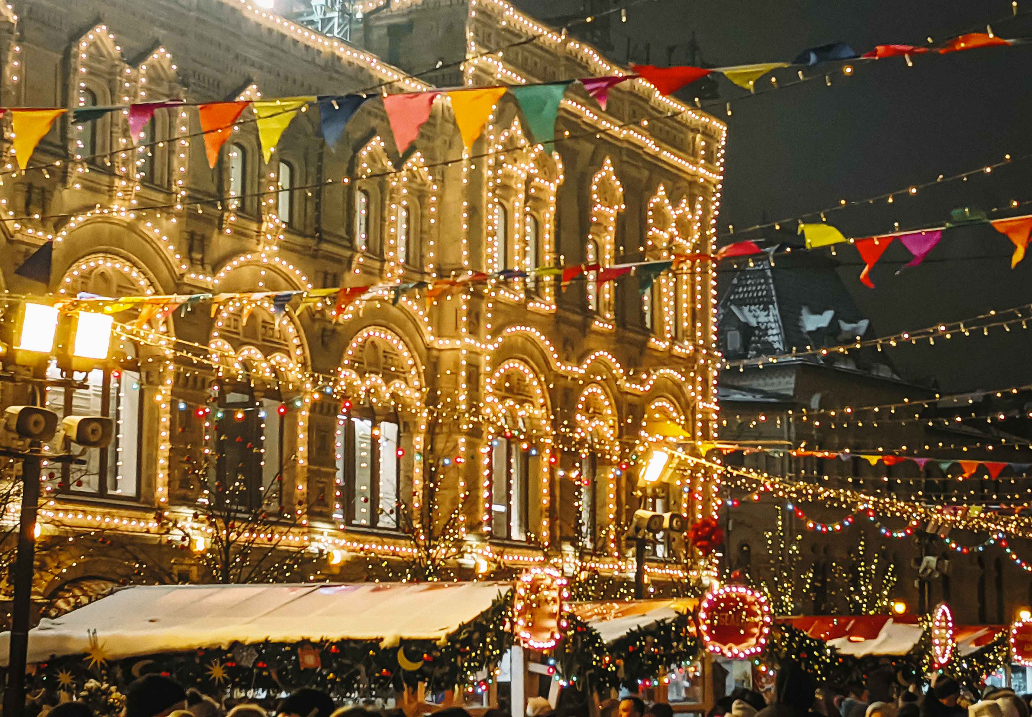 Guirlande lumineuse sur la façade d'un bâtiment